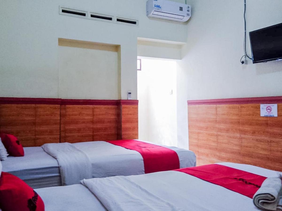 Hotel Reddoorz Syariah At Griya Soeratin Pacitan Exterior foto