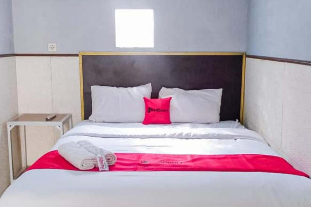 Hotel Reddoorz Syariah At Griya Soeratin Pacitan Exterior foto