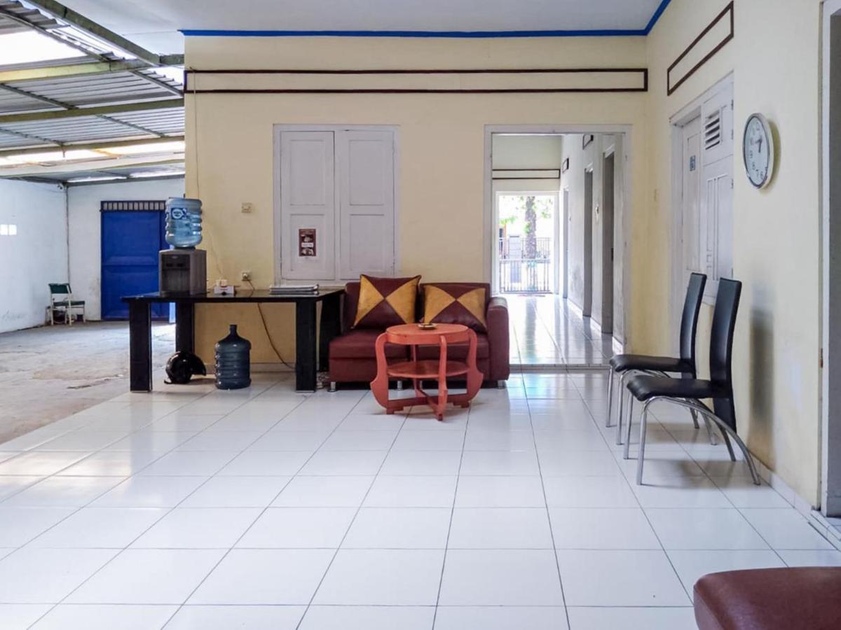 Hotel Reddoorz Syariah At Griya Soeratin Pacitan Exterior foto