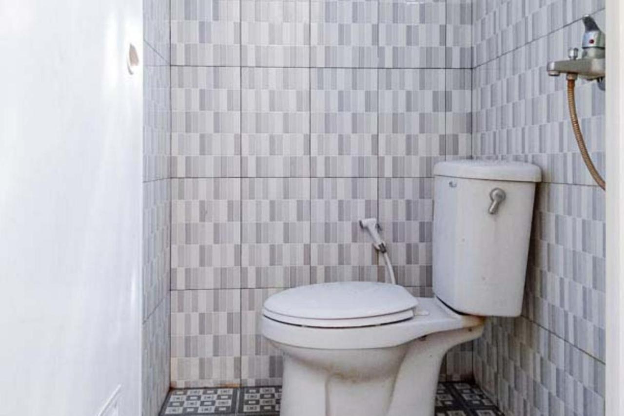 Hotel Reddoorz Syariah At Griya Soeratin Pacitan Exterior foto