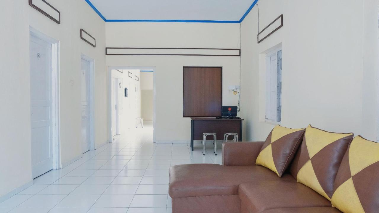 Hotel Reddoorz Syariah At Griya Soeratin Pacitan Exterior foto